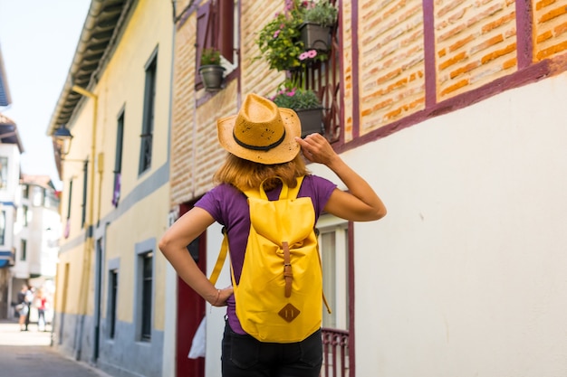 A close-up shot of a tourist wearing a backpack and carefully watching their surroundings while walking down a street in a Brazilian city.