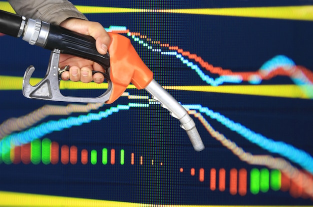 A graph showing the price fluctuation of gasoline and diesel over the past year, with a clear downward trend in the most recent weeks, indicating the effect of Petrobras's decision.