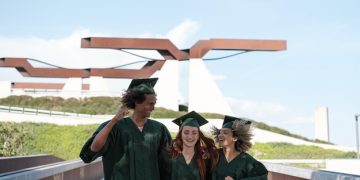 Educação: Aumento de Matrículas e Políticas de Acesso no Ensino Superior - Cover Image